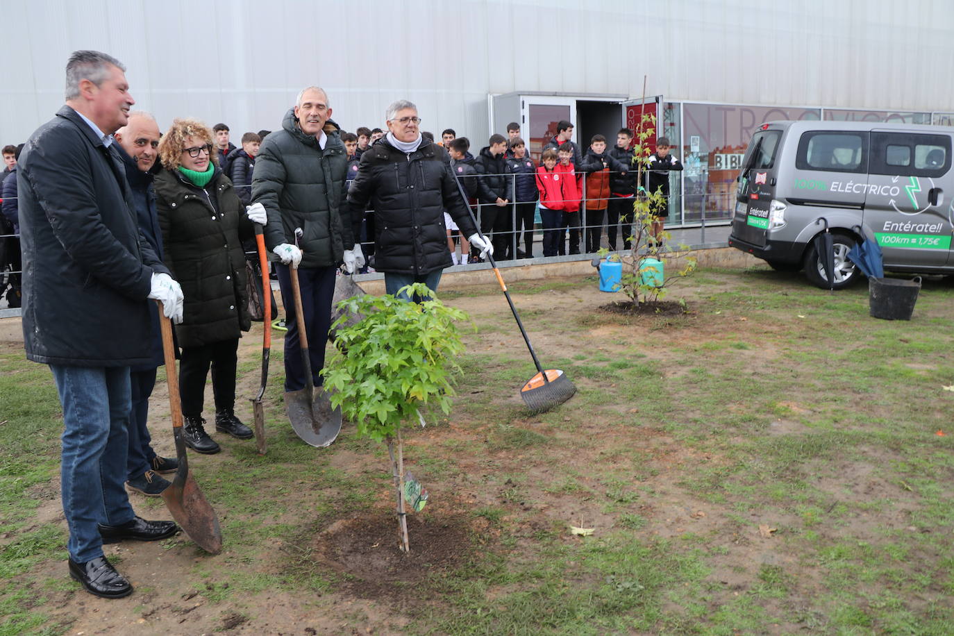 El conjunto leonés cumple con esta iniciativa y planta cinco árboles para tratar de reducir la huella de carbono en León.