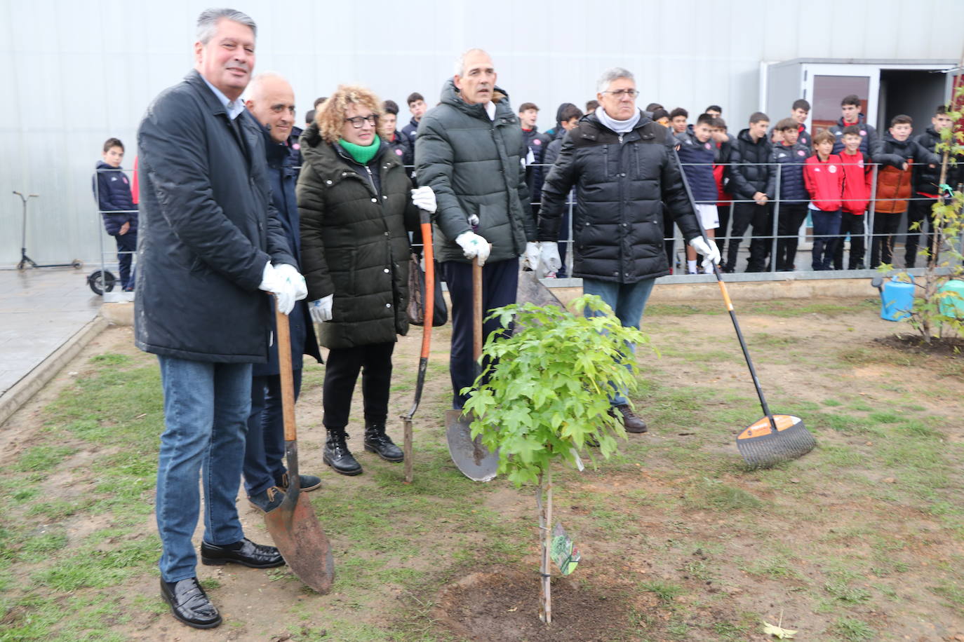 El conjunto leonés cumple con esta iniciativa y planta cinco árboles para tratar de reducir la huella de carbono en León.