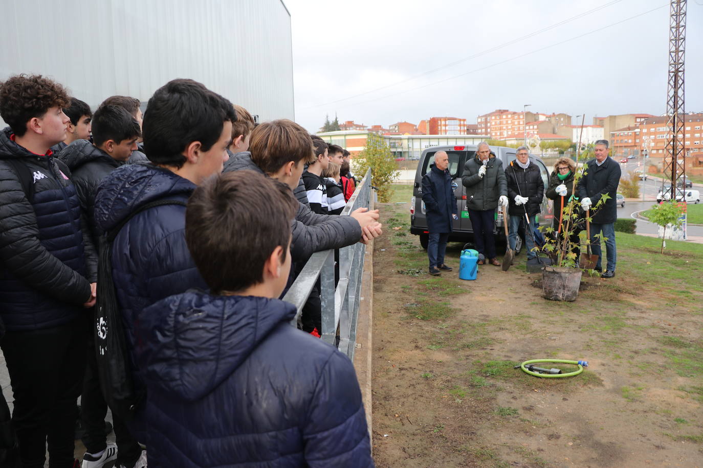 El conjunto leonés cumple con esta iniciativa y planta cinco árboles para tratar de reducir la huella de carbono en León.