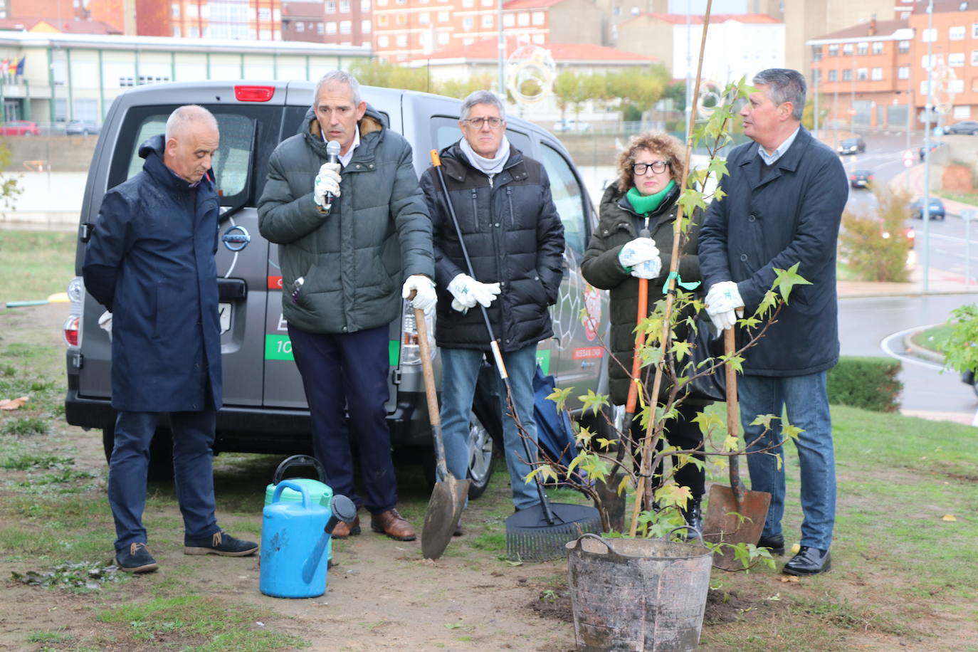 El conjunto leonés cumple con esta iniciativa y planta cinco árboles para tratar de reducir la huella de carbono en León.