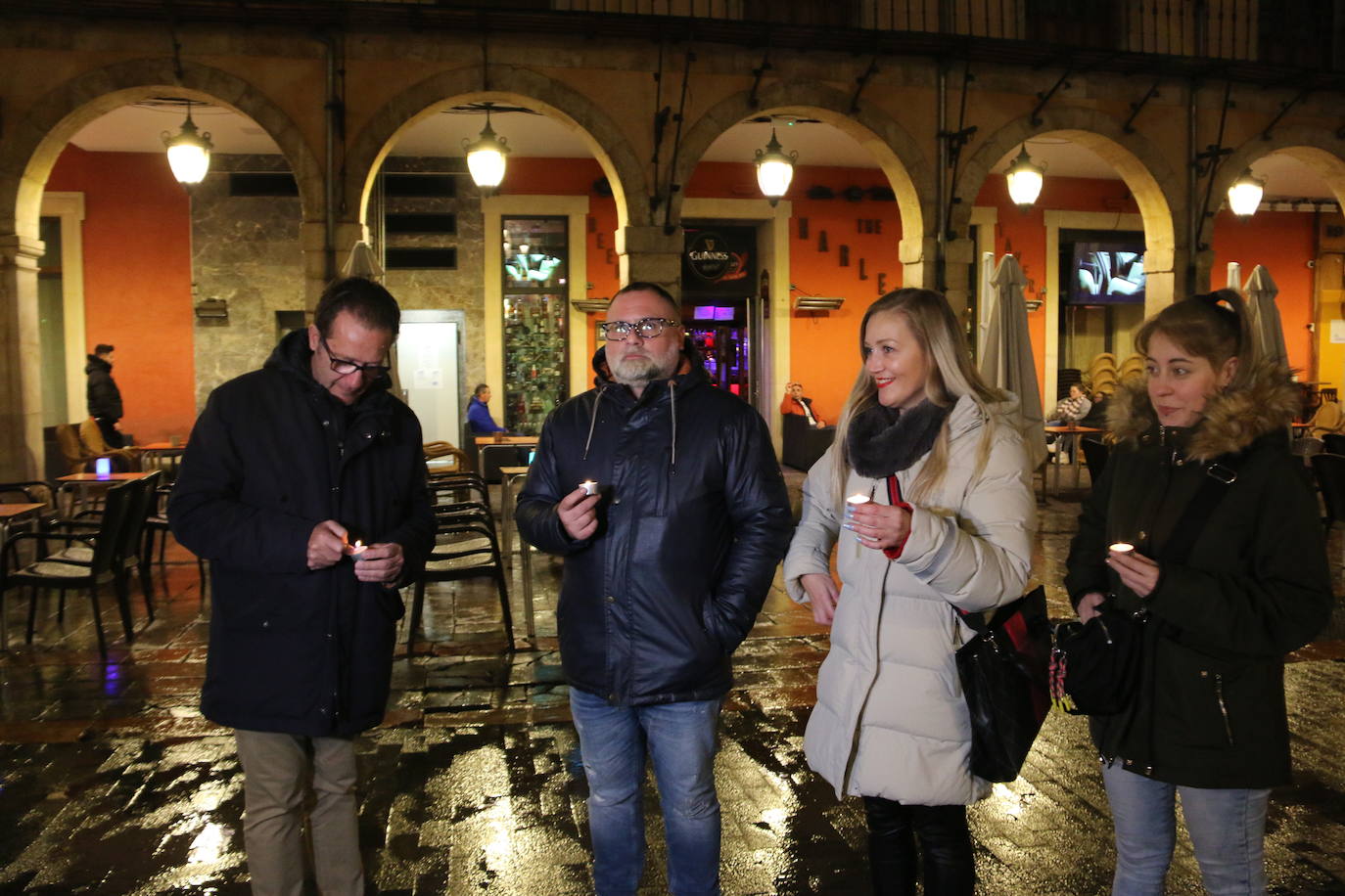 Los establecimientos hosteleros de León capital han apagado de forma simbólica sus luces durante cinco minutos para protestar sobre una subida de la factura de la luz que «se ha multiplicado por cuatro» | Piden utilizar los 3.000 millones de euros en remantentes covid para crear bonso al consumo.