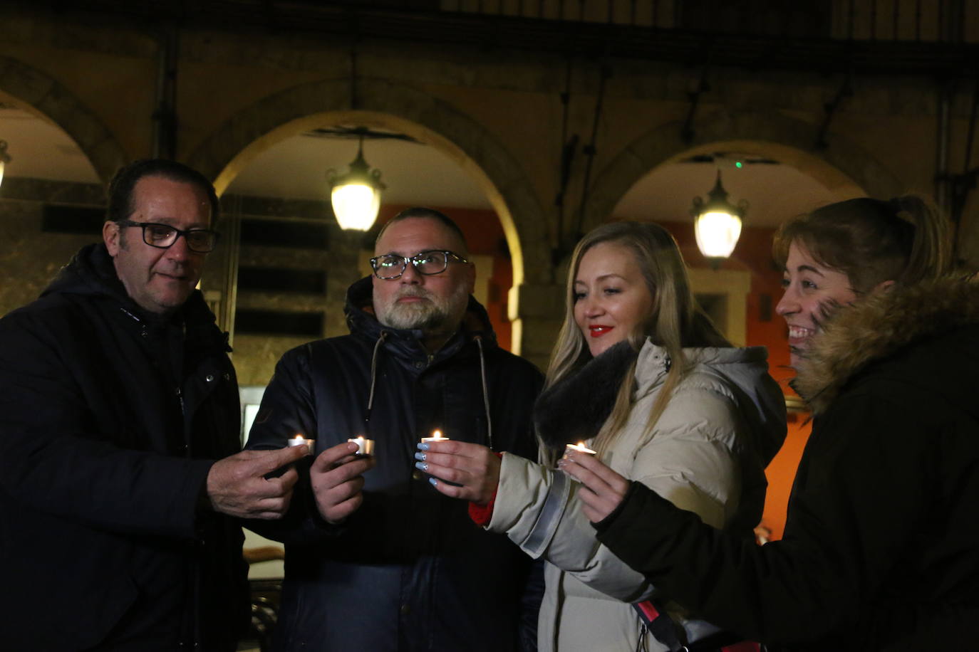 Los establecimientos hosteleros de León capital han apagado de forma simbólica sus luces durante cinco minutos para protestar sobre una subida de la factura de la luz que «se ha multiplicado por cuatro» | Piden utilizar los 3.000 millones de euros en remantentes covid para crear bonso al consumo.