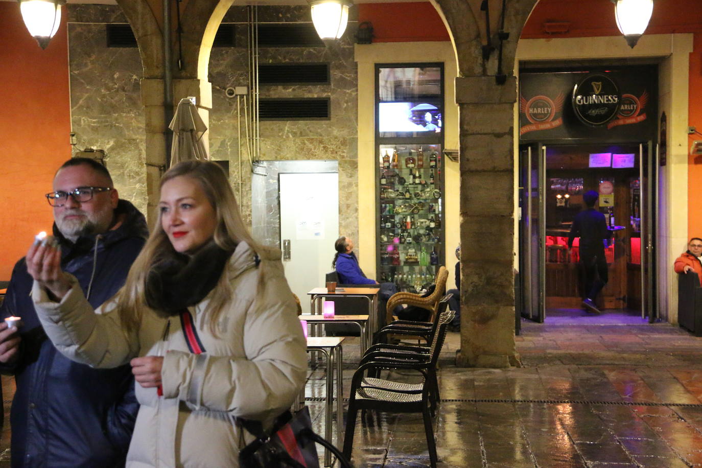 Los establecimientos hosteleros de León capital han apagado de forma simbólica sus luces durante cinco minutos para protestar sobre una subida de la factura de la luz que «se ha multiplicado por cuatro» | Piden utilizar los 3.000 millones de euros en remantentes covid para crear bonso al consumo.