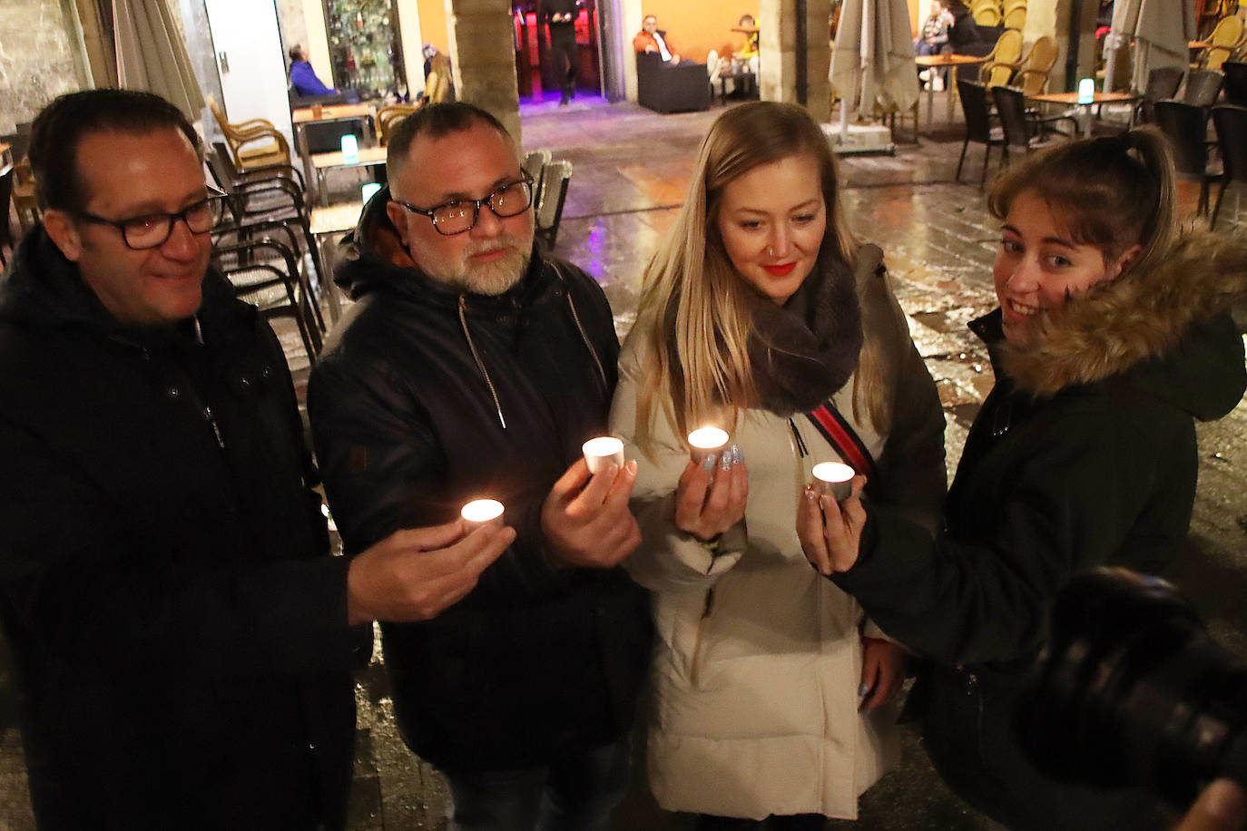 Los establecimientos hosteleros de León capital han apagado de forma simbólica sus luces durante cinco minutos para protestar sobre una subida de la factura de la luz que «se ha multiplicado por cuatro» | Piden utilizar los 3.000 millones de euros en remantentes covid para crear bonso al consumo.