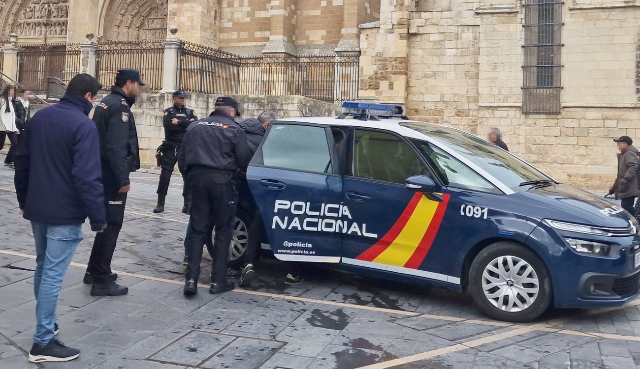 Pruebas de adn, restos biológicos, grabaciones en cámaras de seguridad, la primera detención de un sospechoso, testimonios y un fino 'olfato policial' permitieron dar con el peligroso delincuente 'Vinicius', autor material de la muerte de un hombre en San Andrés del Rabanedo. 