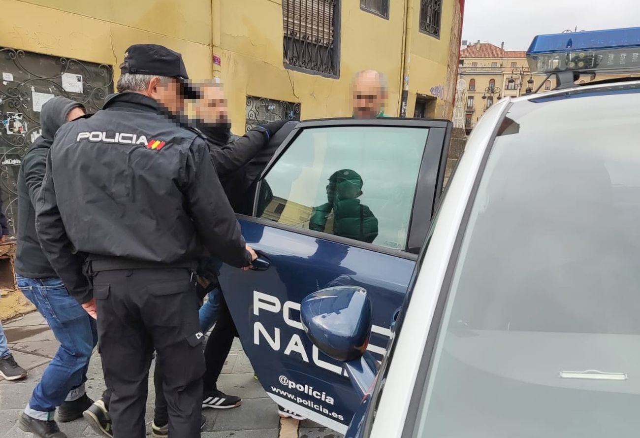 Pruebas de adn, restos biológicos, grabaciones en cámaras de seguridad, la primera detención de un sospechoso, testimonios y un fino 'olfato policial' permitieron dar con el peligroso delincuente 'Vinicius', autor material de la muerte de un hombre en San Andrés del Rabanedo. 