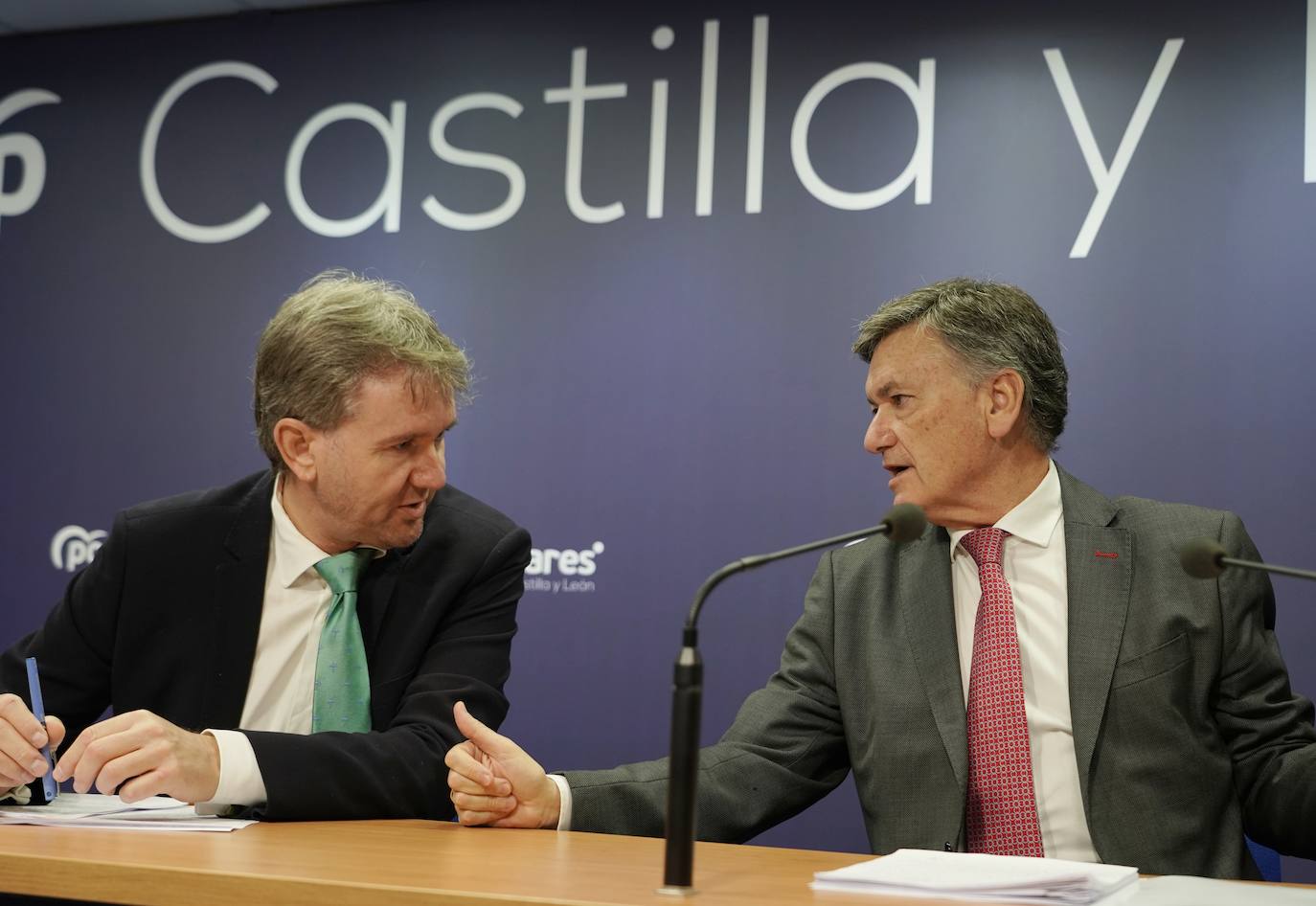 El secretario general del PP de Castilla y León, Francisco Vázquez, junto al vicesecretario de Acción Parlamentaria, Javier Lacalle, y el coordinador de diputados en el Congreso, José Ángel Alonso, presentan en rueda de prensa las enmiendas a los Presupuestos Generales del Estado para el año 2023.