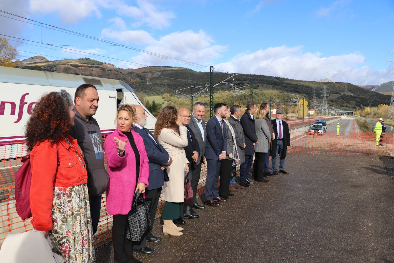 El primer tren con pasajeros ha cruzado este miércoles el corazón de la Variante de Pajares: «Es un día histórico». Ha sido un nutrido grupo de periodistas quienes han recorrido esta infraestructura logística de primer nivel, una de las más importantes a nivel europeo. 