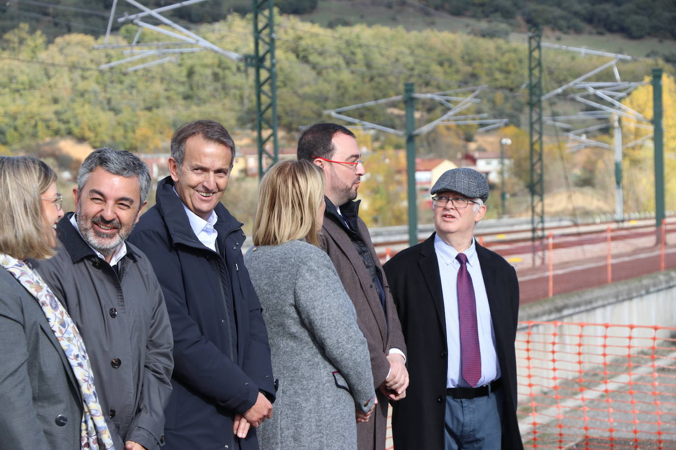 El primer tren con pasajeros ha cruzado este miércoles el corazón de la Variante de Pajares: «Es un día histórico». Ha sido un nutrido grupo de periodistas quienes han recorrido esta infraestructura logística de primer nivel, una de las más importantes a nivel europeo. 