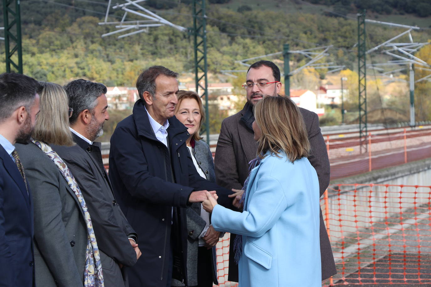 El primer tren con pasajeros ha cruzado este miércoles el corazón de la Variante de Pajares: «Es un día histórico». Ha sido un nutrido grupo de periodistas quienes han recorrido esta infraestructura logística de primer nivel, una de las más importantes a nivel europeo. 