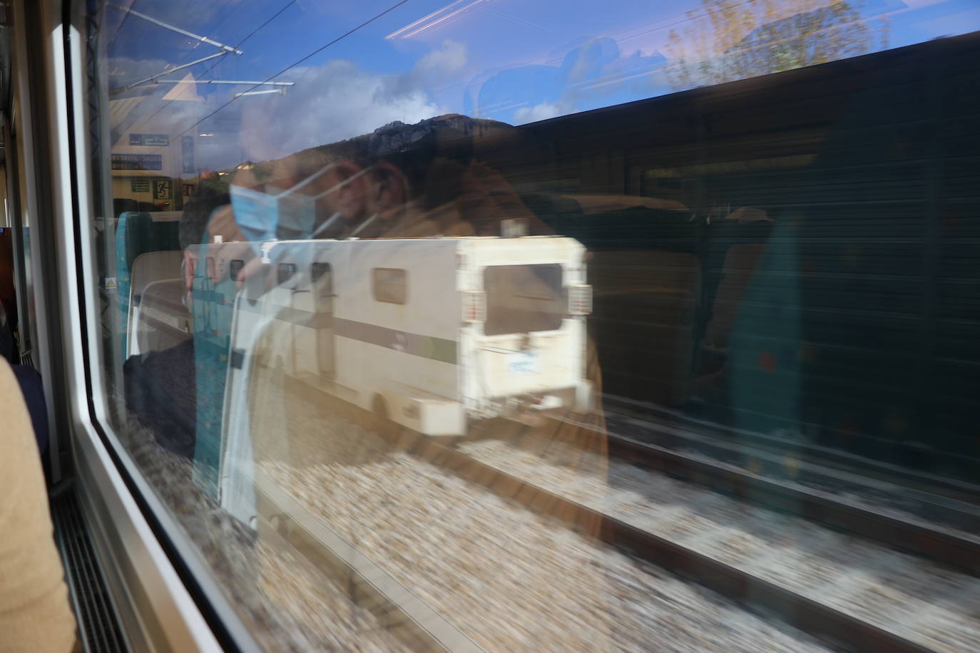 El primer tren con pasajeros ha cruzado este miércoles el corazón de la Variante de Pajares: «Es un día histórico». Ha sido un nutrido grupo de periodistas quienes han recorrido esta infraestructura logística de primer nivel, una de las más importantes a nivel europeo. 