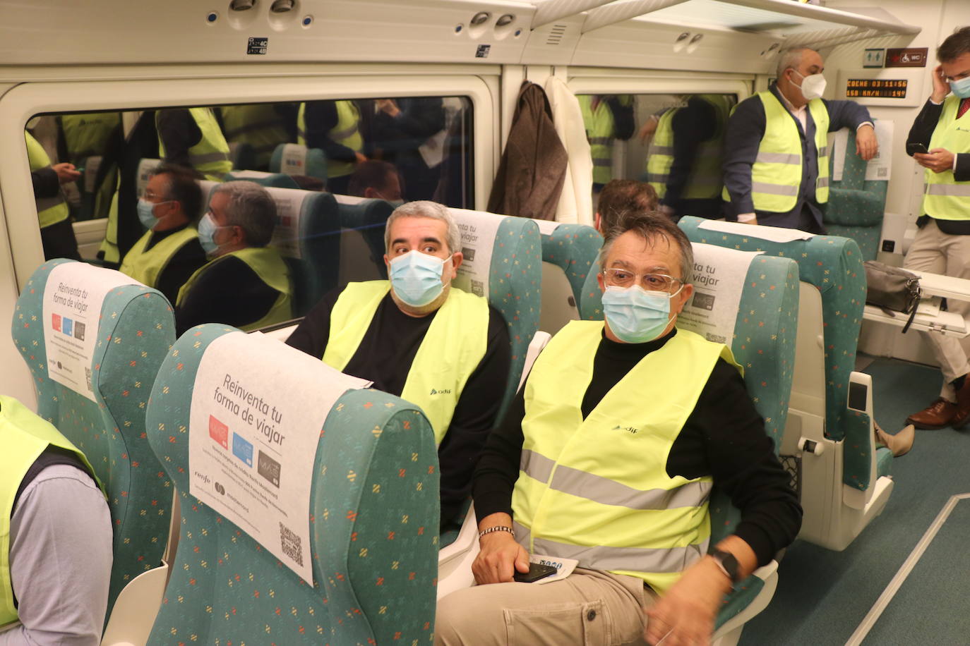 El primer tren con pasajeros ha cruzado este miércoles el corazón de la Variante de Pajares: «Es un día histórico». Ha sido un nutrido grupo de periodistas quienes han recorrido esta infraestructura logística de primer nivel, una de las más importantes a nivel europeo. 