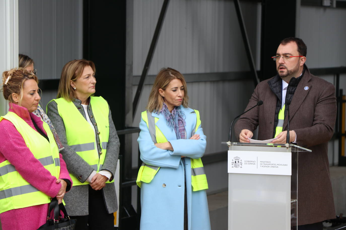 El primer tren con pasajeros ha cruzado este miércoles el corazón de la Variante de Pajares: «Es un día histórico». Ha sido un nutrido grupo de periodistas quienes han recorrido esta infraestructura logística de primer nivel, una de las más importantes a nivel europeo. 