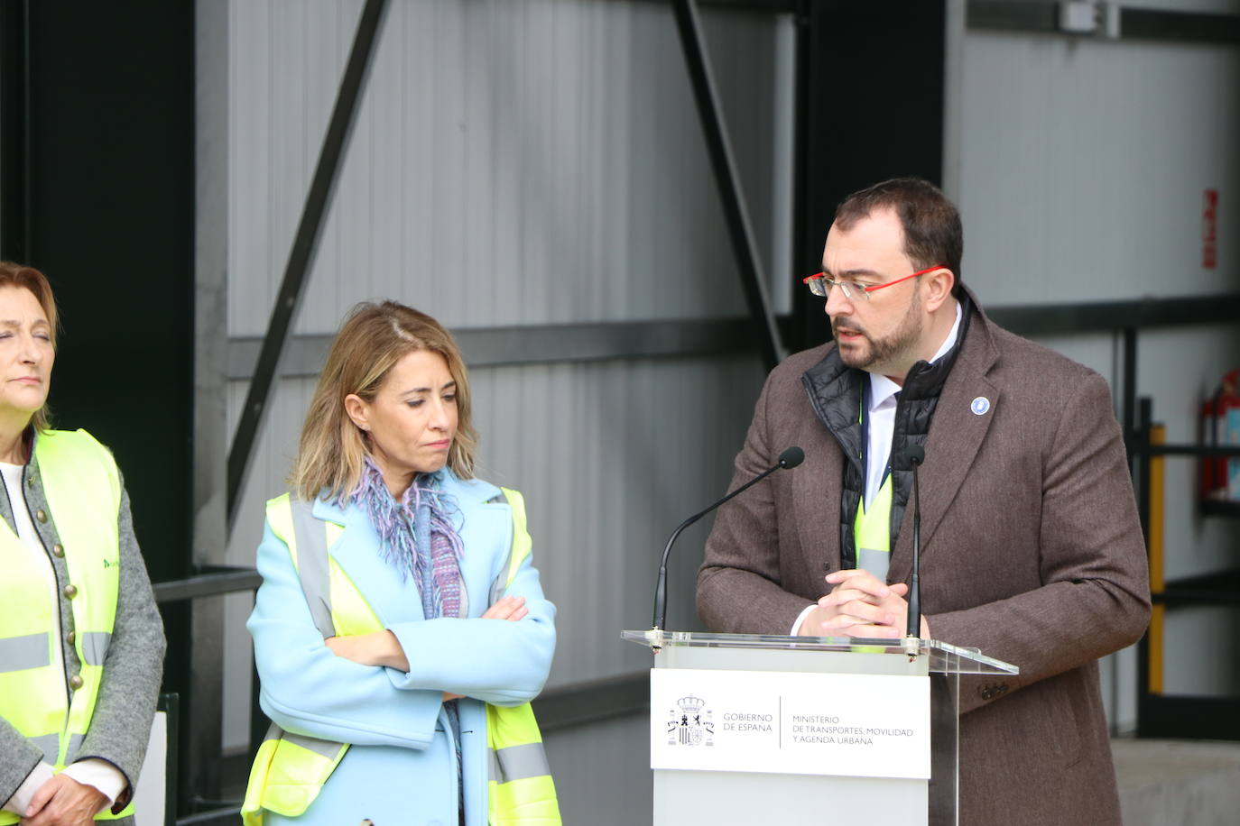 El primer tren con pasajeros ha cruzado este miércoles el corazón de la Variante de Pajares: «Es un día histórico». Ha sido un nutrido grupo de periodistas quienes han recorrido esta infraestructura logística de primer nivel, una de las más importantes a nivel europeo. 