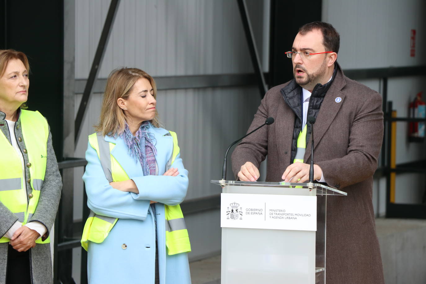 El primer tren con pasajeros ha cruzado este miércoles el corazón de la Variante de Pajares: «Es un día histórico». Ha sido un nutrido grupo de periodistas quienes han recorrido esta infraestructura logística de primer nivel, una de las más importantes a nivel europeo. 