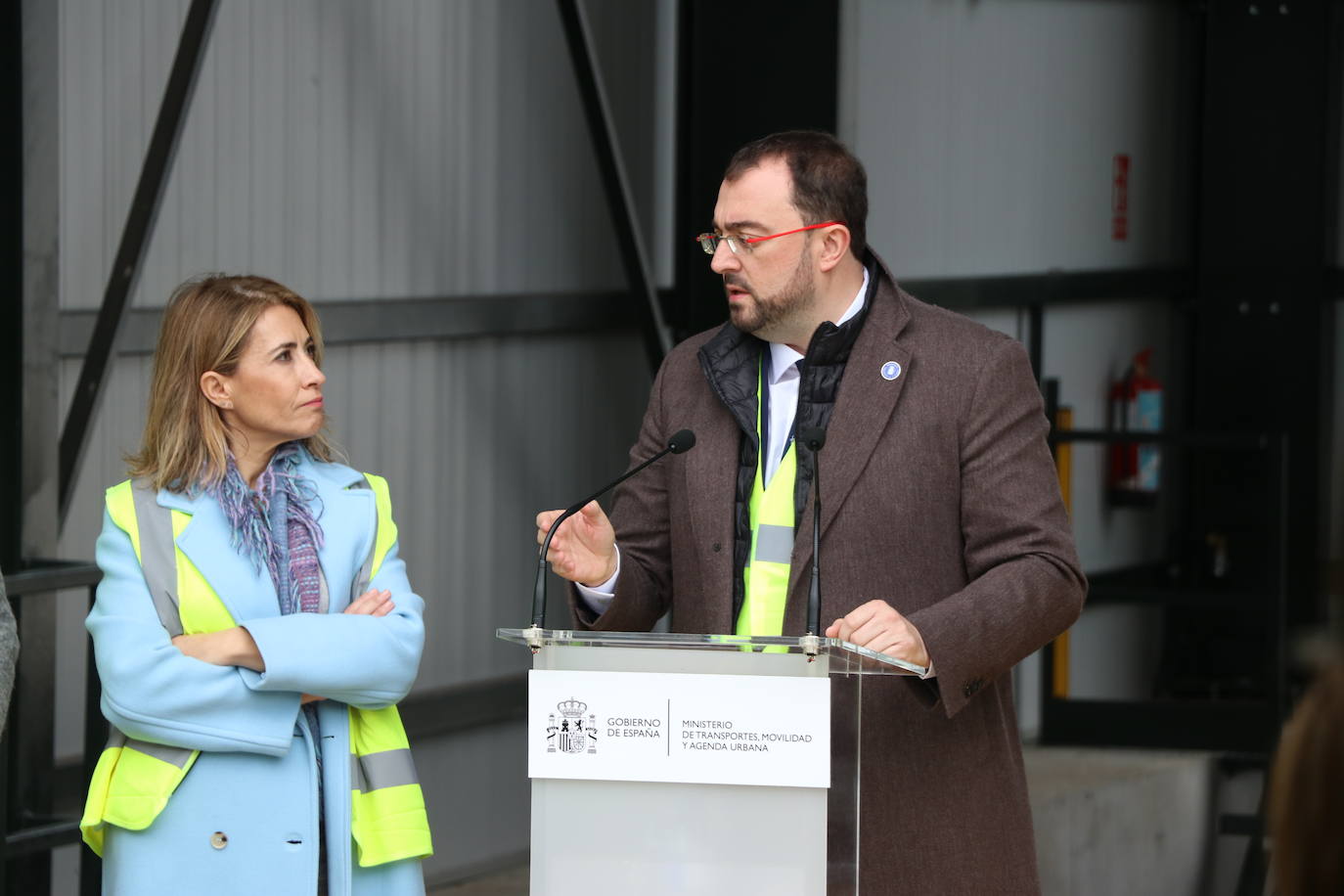 El primer tren con pasajeros ha cruzado este miércoles el corazón de la Variante de Pajares: «Es un día histórico». Ha sido un nutrido grupo de periodistas quienes han recorrido esta infraestructura logística de primer nivel, una de las más importantes a nivel europeo. 