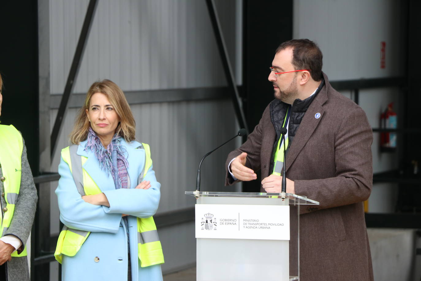 El primer tren con pasajeros ha cruzado este miércoles el corazón de la Variante de Pajares: «Es un día histórico». Ha sido un nutrido grupo de periodistas quienes han recorrido esta infraestructura logística de primer nivel, una de las más importantes a nivel europeo. 