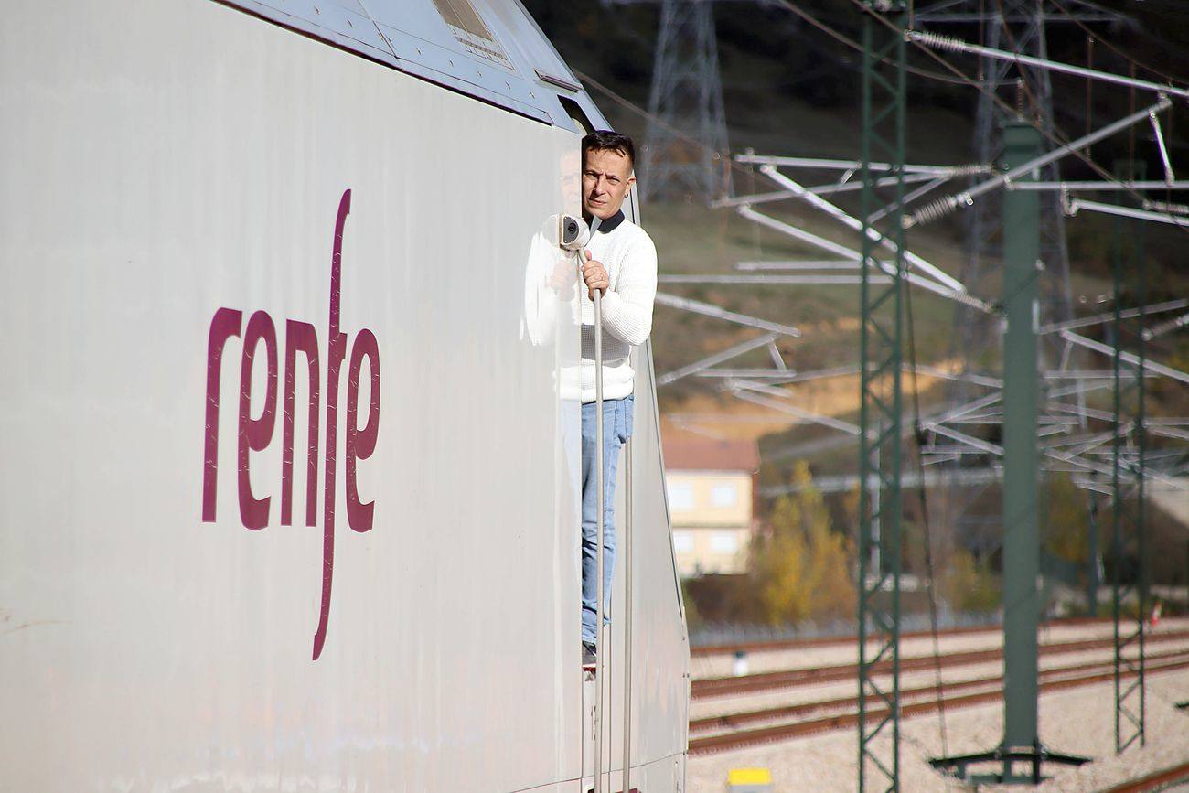 La Variante estrecha los lazos entre León y Asturias con el primer tren de pasajeros que atraviesa sus túneles: «Este es un día para la historia». 