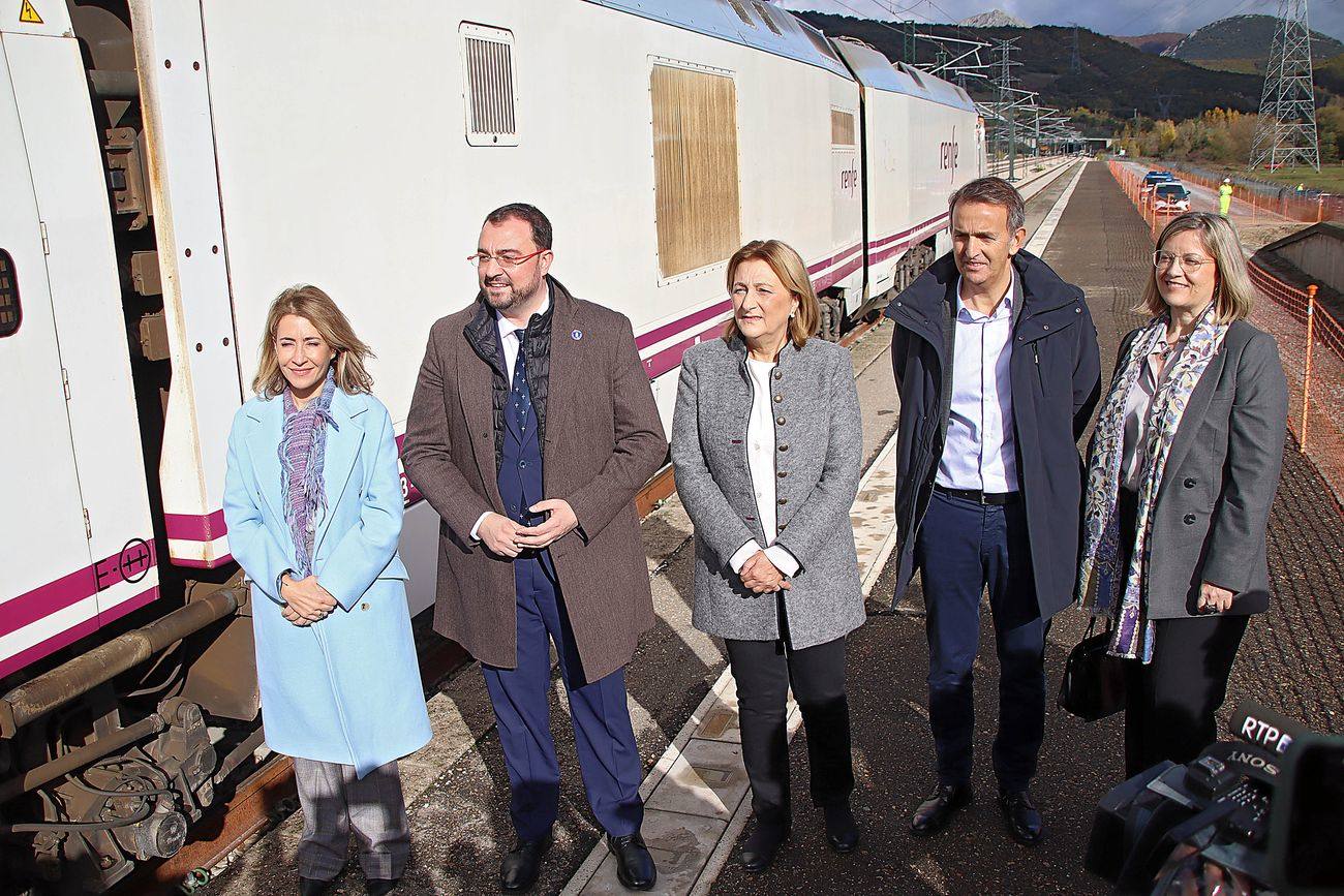 La Variante estrecha los lazos entre León y Asturias con el primer tren de pasajeros que atraviesa sus túneles: «Este es un día para la historia». 