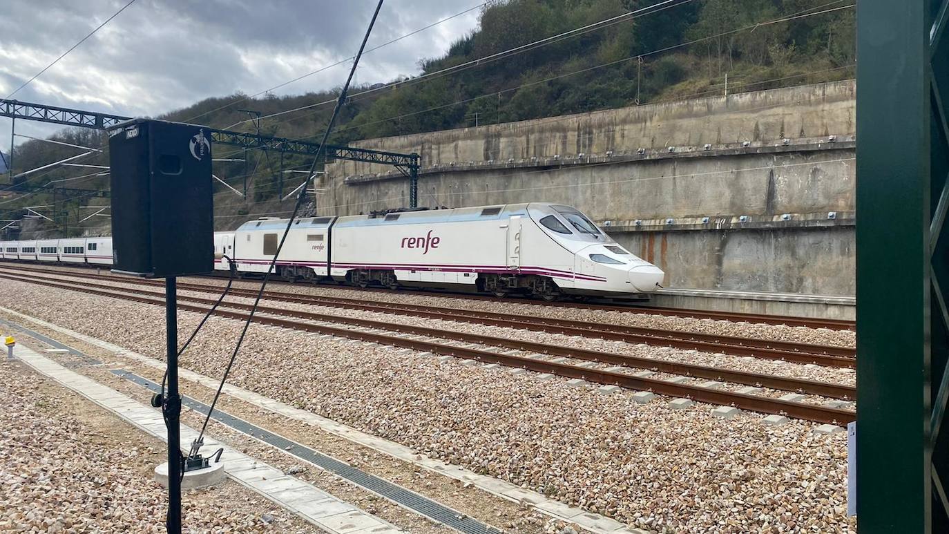 La Variante estrecha los lazos entre León y Asturias con el primer tren de pasajeros que atraviesa sus túneles: «Este es un día para la historia». 