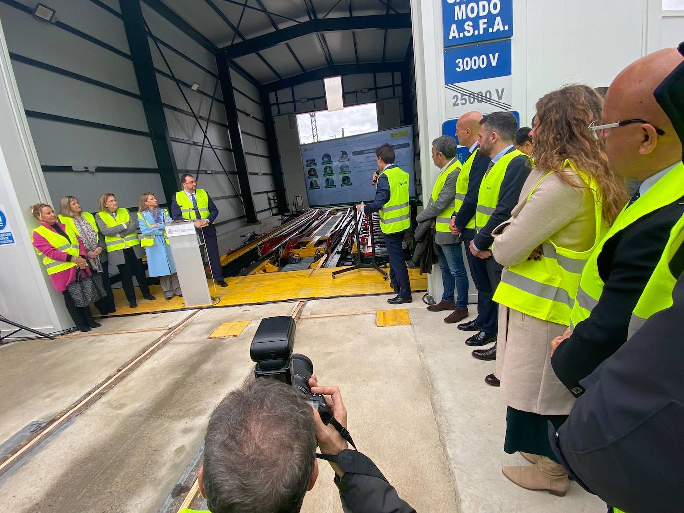 La Variante estrecha los lazos entre León y Asturias con el primer tren de pasajeros que atraviesa sus túneles: «Este es un día para la historia». 