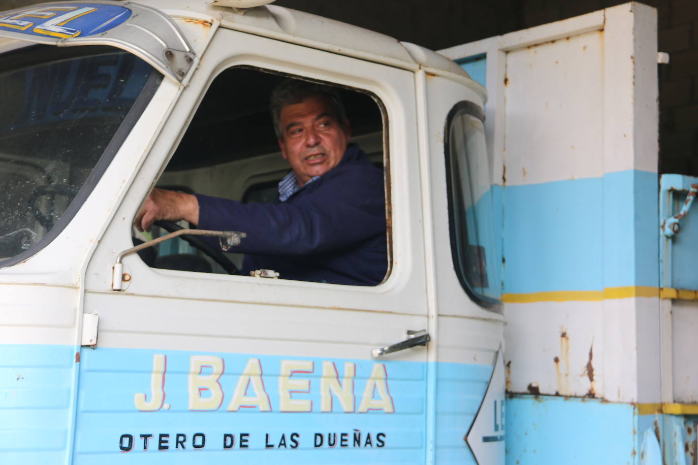 Isidro Tascón cuenta con una flota de 50 camiones que acumulan más de 400 años de historia entre todos ellos.