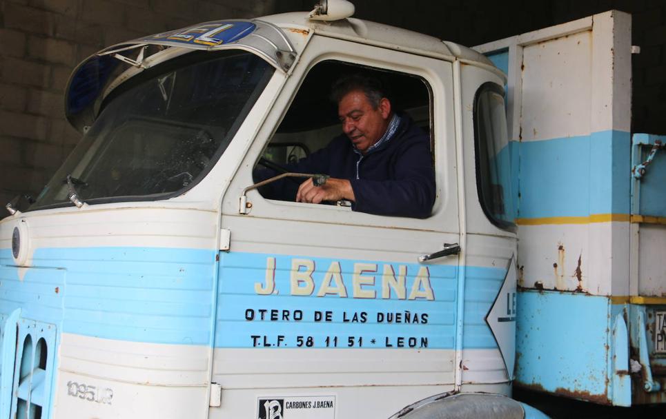 Isidro Tascón se monta en uno de los camiones con los que cuenta en su nave industrial situada en Vegacervera.