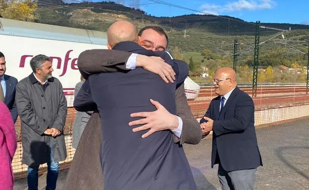 José Antonio Diez, alcalde de León, se abraza con Adrián Barbón, presidente del Principado de Asturias a su llegada. 
