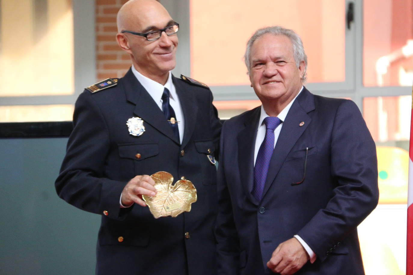 Entrega de reconocimientos a los agentes que participaron de forma activa en la lucha contra la pandemia en León.