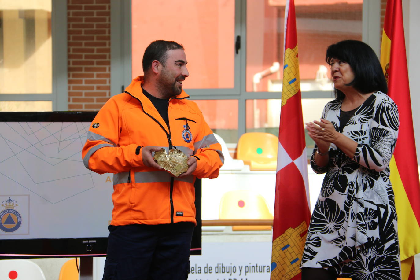 Entrega de reconocimientos a los agentes que participaron de forma activa en la lucha contra la pandemia en León.