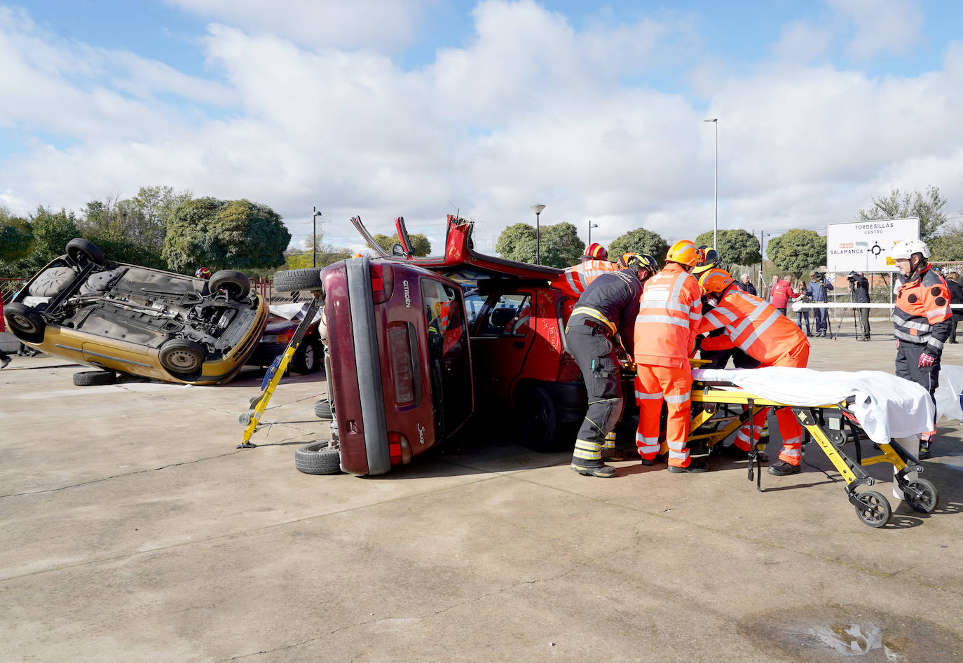 Simulacro en un curso sobre intervención en accidentes de tráfico, en Tordesillas (Valladolid).