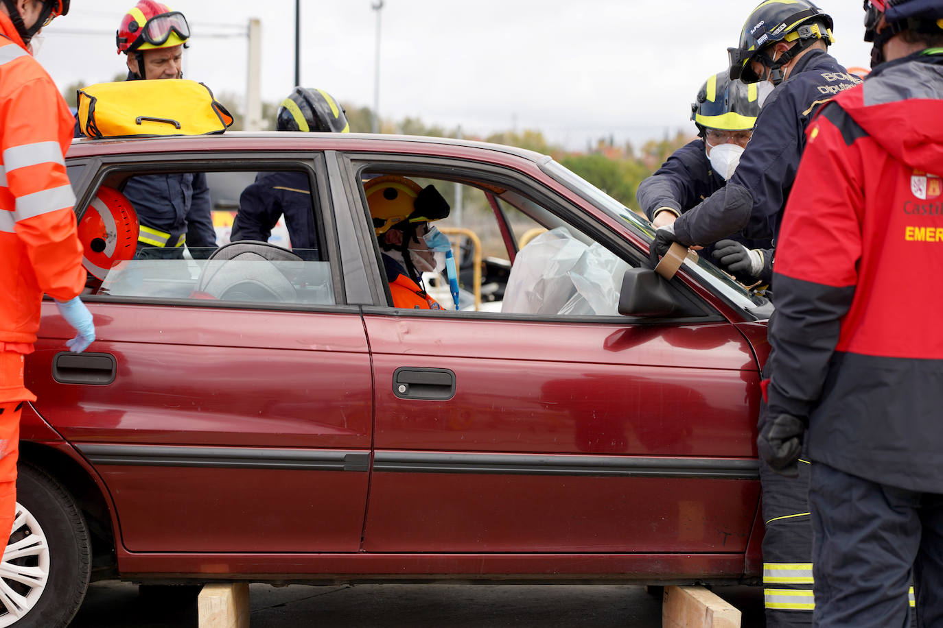 Simulacro en un curso sobre intervención en accidentes de tráfico, en Tordesillas (Valladolid).