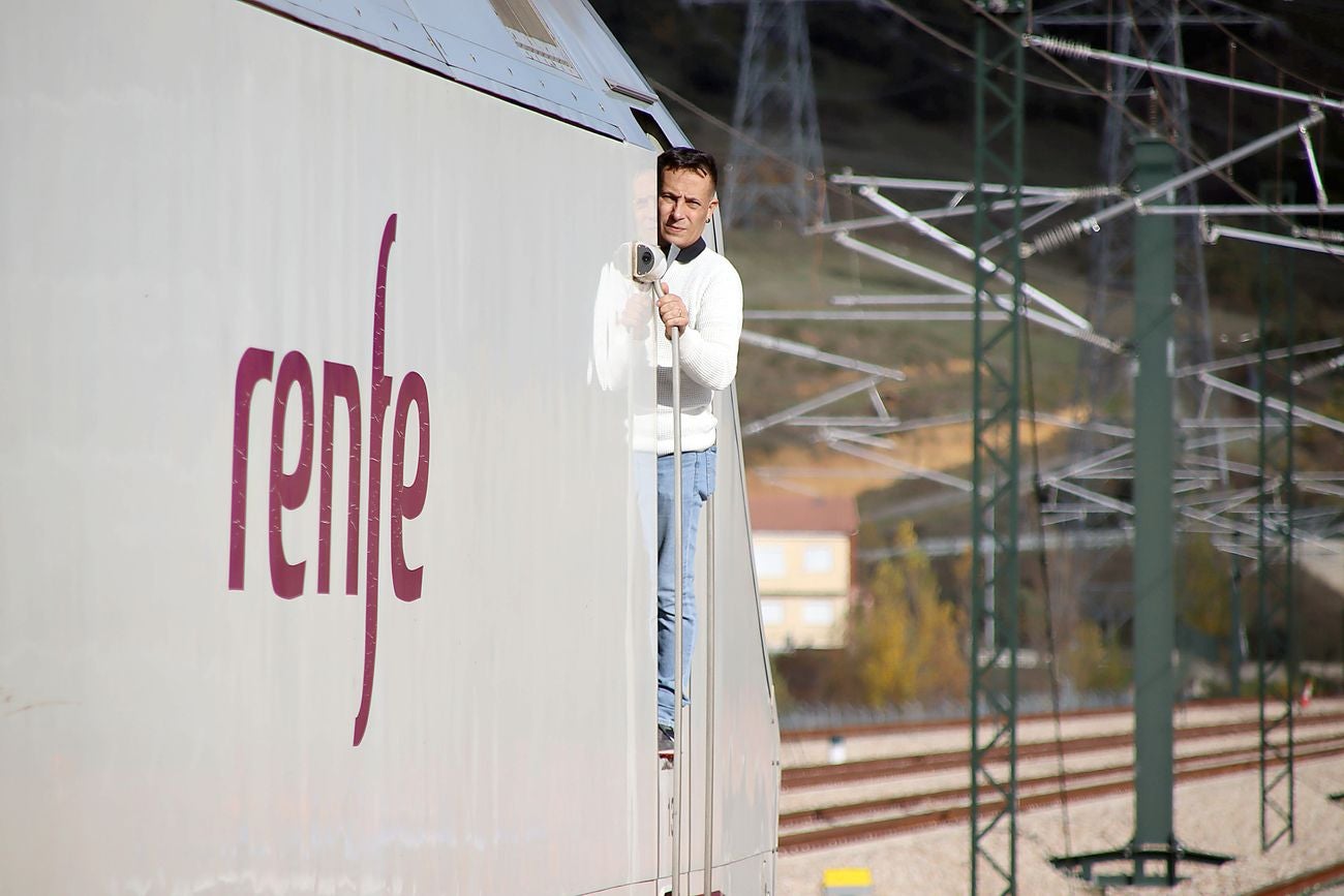 El primer tren con pasajeros ha cruzado este miércoles el corazón de la Variante de Pajares: «Es un día histórico». Ha sido un nutrido grupo de periodistas quienes han recorrido esta infraestructura logística de primer nivel, una de las más importantes a nivel europeo. 