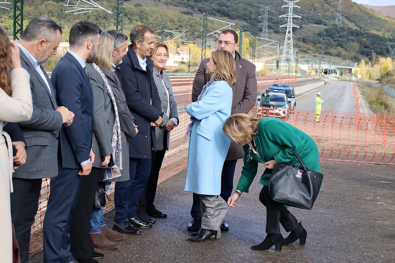 El primer tren con pasajeros ha cruzado este miércoles el corazón de la Variante de Pajares: «Es un día histórico». Ha sido un nutrido grupo de periodistas quienes han recorrido esta infraestructura logística de primer nivel, una de las más importantes a nivel europeo. 