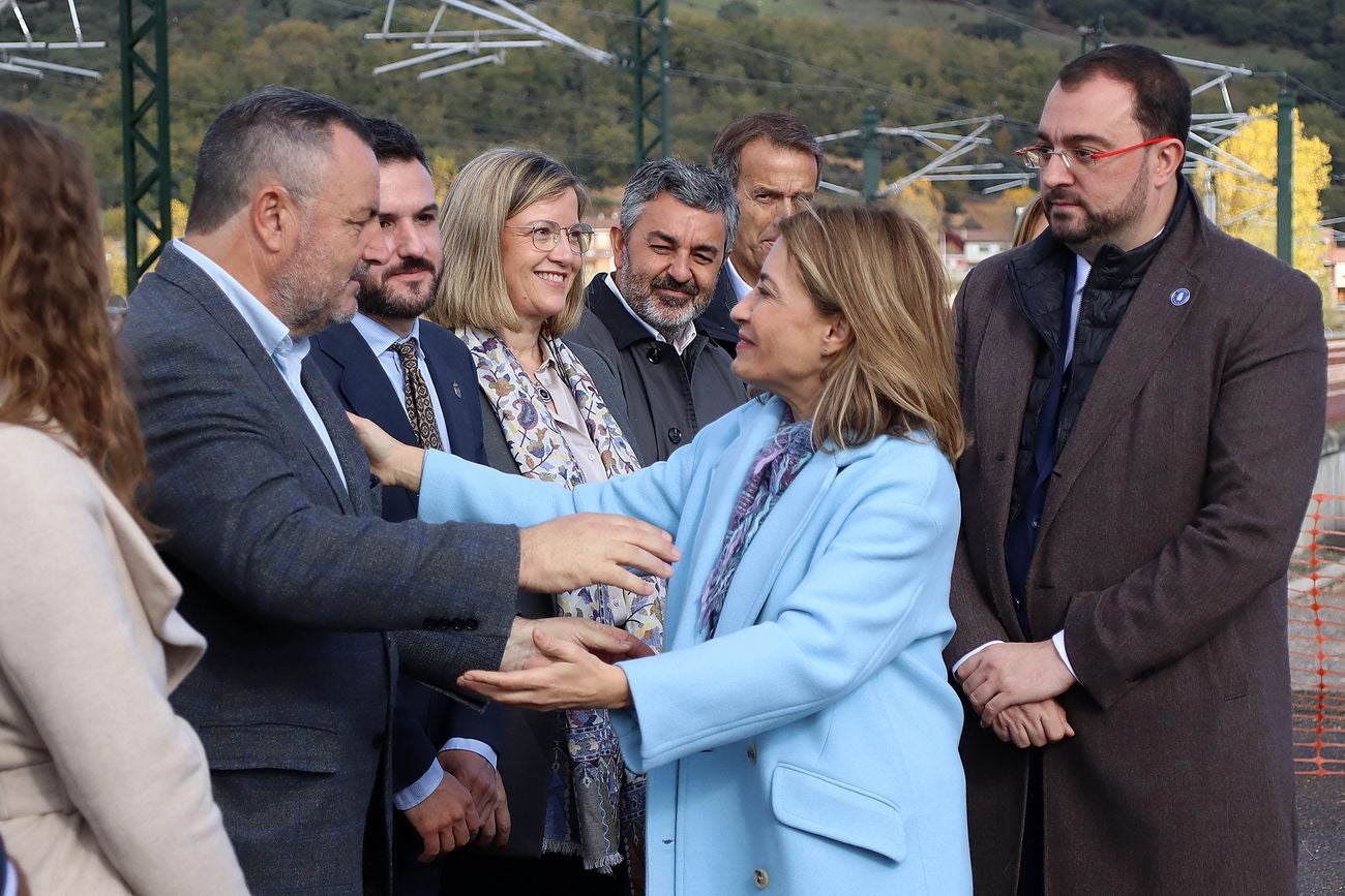 El primer tren con pasajeros ha cruzado este miércoles el corazón de la Variante de Pajares: «Es un día histórico». Ha sido un nutrido grupo de periodistas quienes han recorrido esta infraestructura logística de primer nivel, una de las más importantes a nivel europeo. 