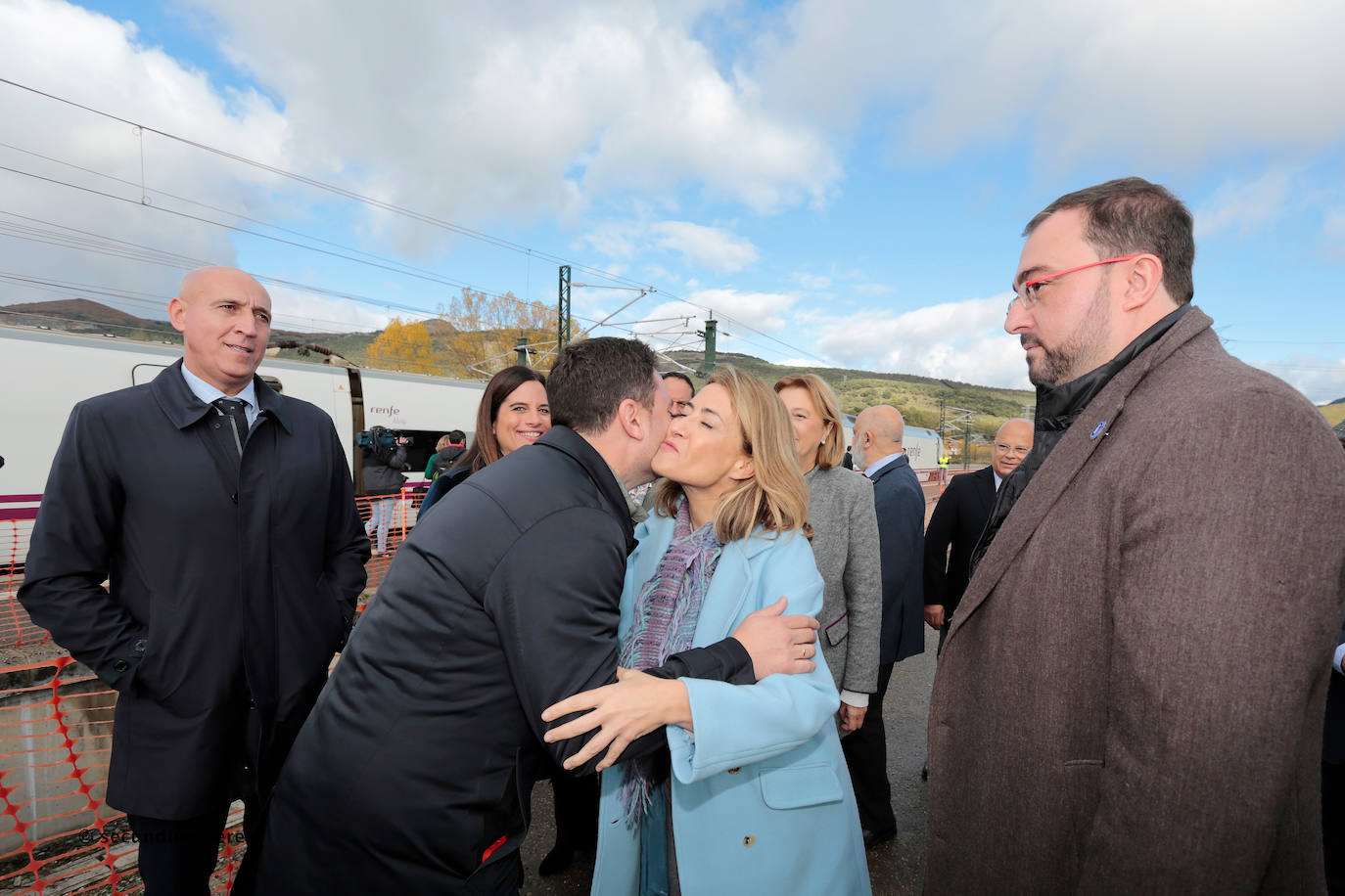 La Variante estrecha los lazos entre León y Asturias con el primer tren de pasajeros que atraviesa sus túneles: «Este es un día para la historia». 