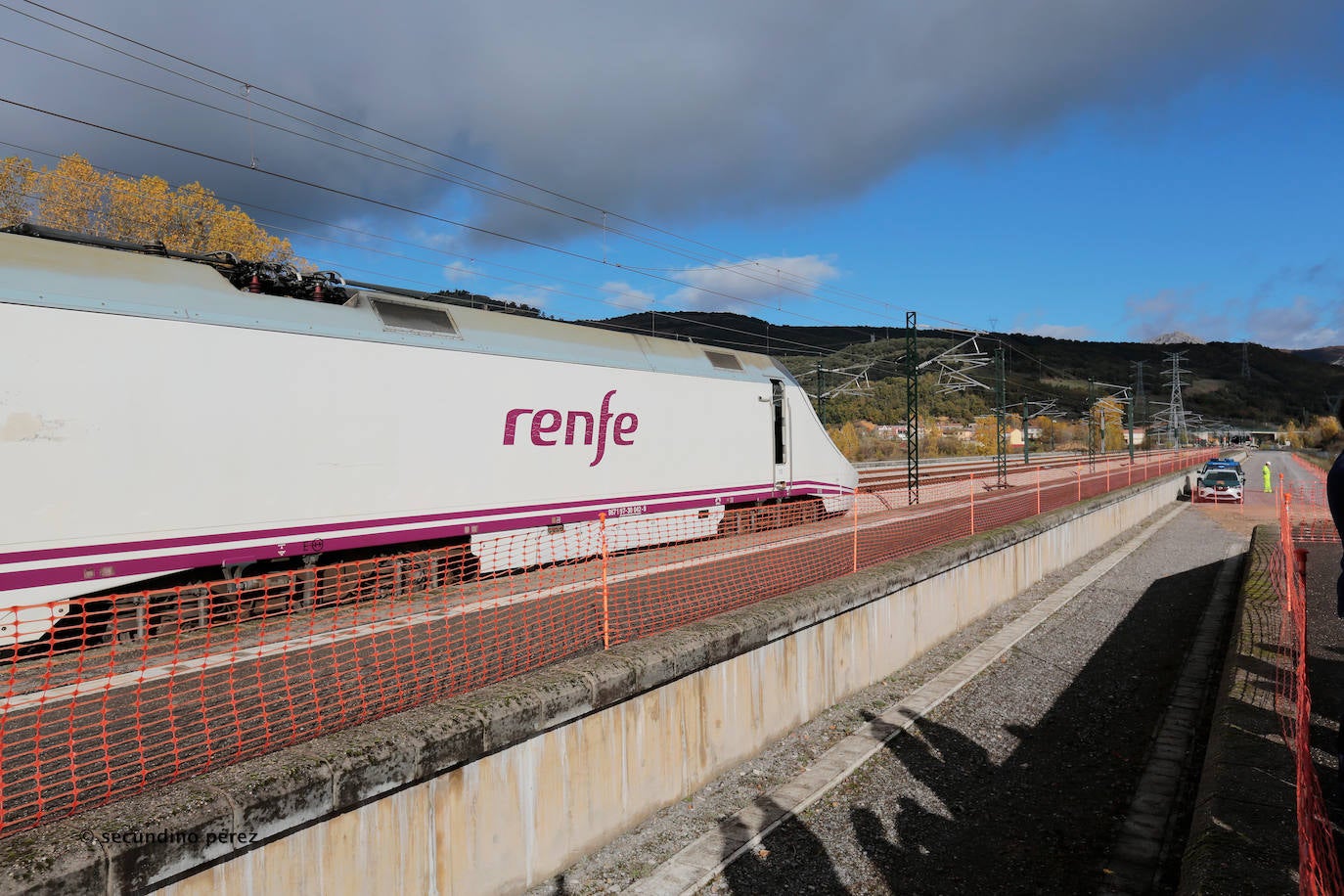 La Variante estrecha los lazos entre León y Asturias con el primer tren de pasajeros que atraviesa sus túneles: «Este es un día para la historia». 