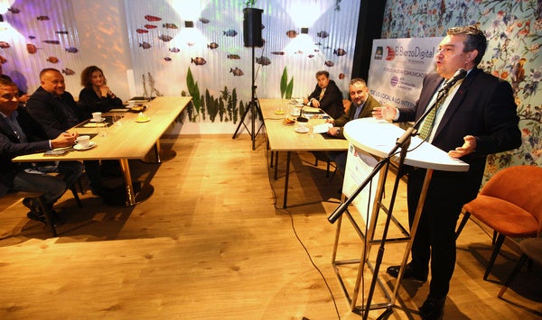 El presidente del grupo de acción local Asodebi, José Luis Ramón, durante su participación en el foro económico. 