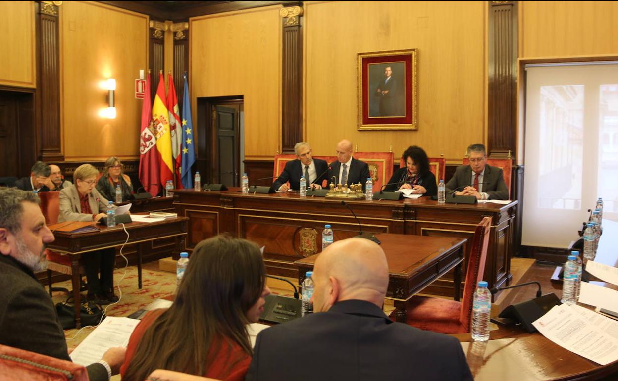 Imagen del pleno extraordinario del Ayuntamiento de León de este jueves.