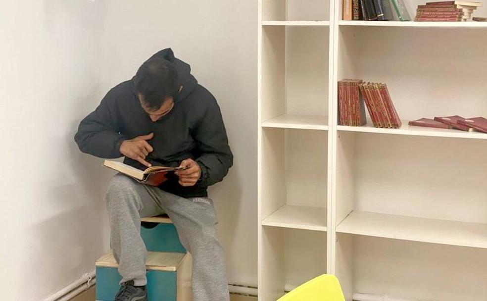 David Jiménez lee un libro en el Centro de Día Concepción Arenal. 