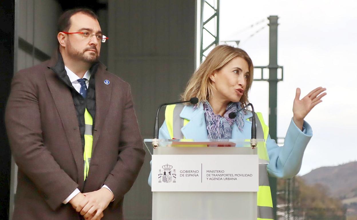 La ministra de transportes, este miércoles, durante el primer paso de un tren de pasajeros por la Variante de Pajares. 