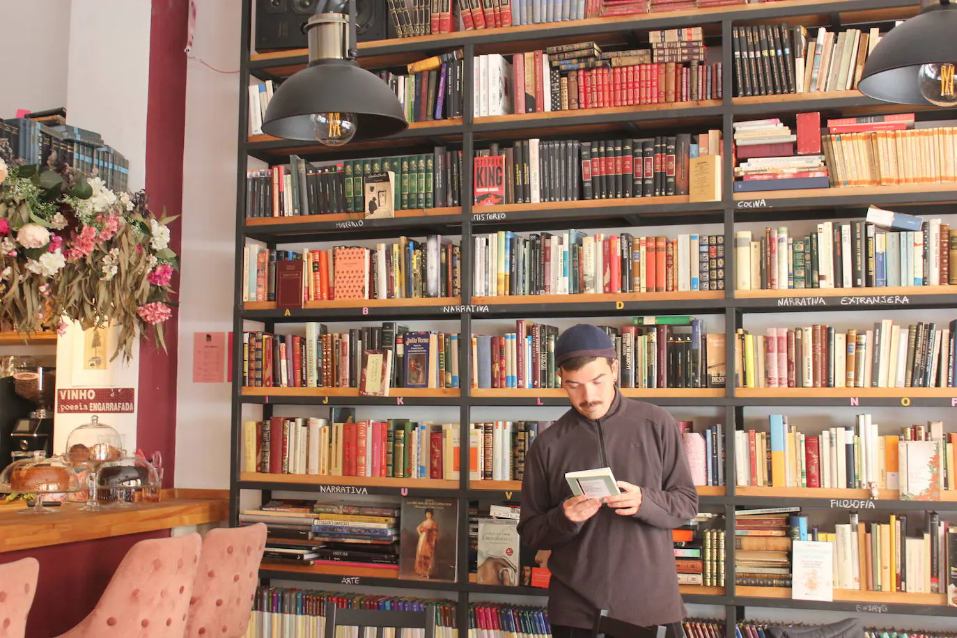 La librería mutante Tula Varona en León celebra el Día de las Librerías en su particular local con cafetería. 