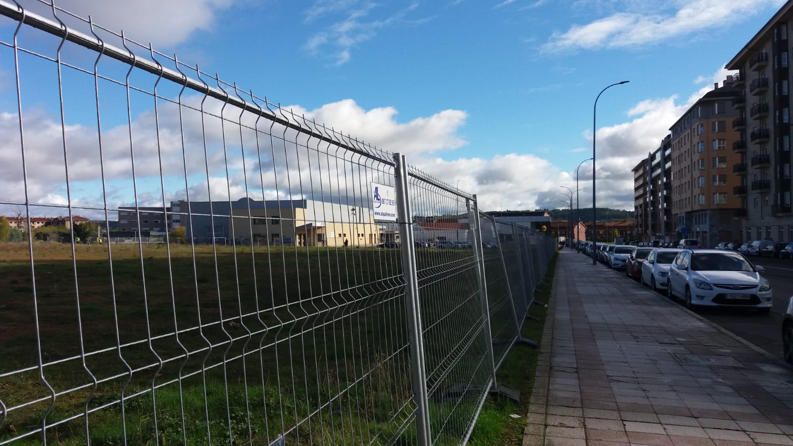 Las vallas ya cierran la parcela de 16.700 metros cuadrados que convertirá este descampado junto al Pabellón de La Torre en una nueva zona verde para la ciudad | La obra tiene un plazo de ejecució nde seis meses y cuenta con una ivnersión de 1,2 millones de euros.