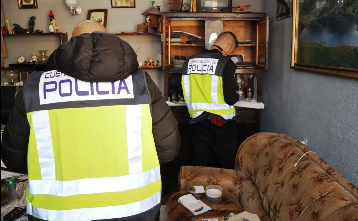 Momento en el que los agentes acceden al domicilio del varón que poseía pornografía infantil.