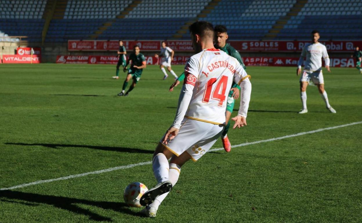 Saúl González hizo el gol de los leoneses en el ensayo que se celebró esta mañana en el Reino de León. 