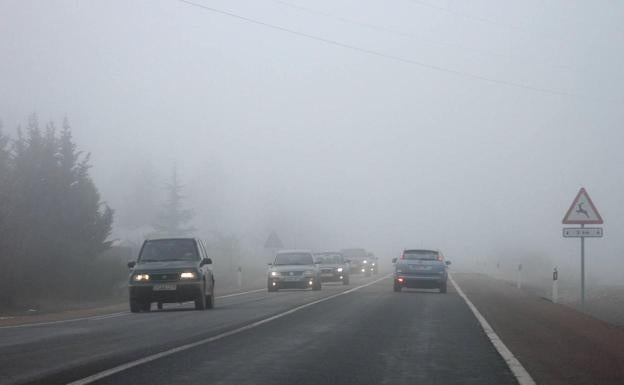 Imagen de archivo de un episodio de niebla que complica la circulación en las carreteras de la provincia.