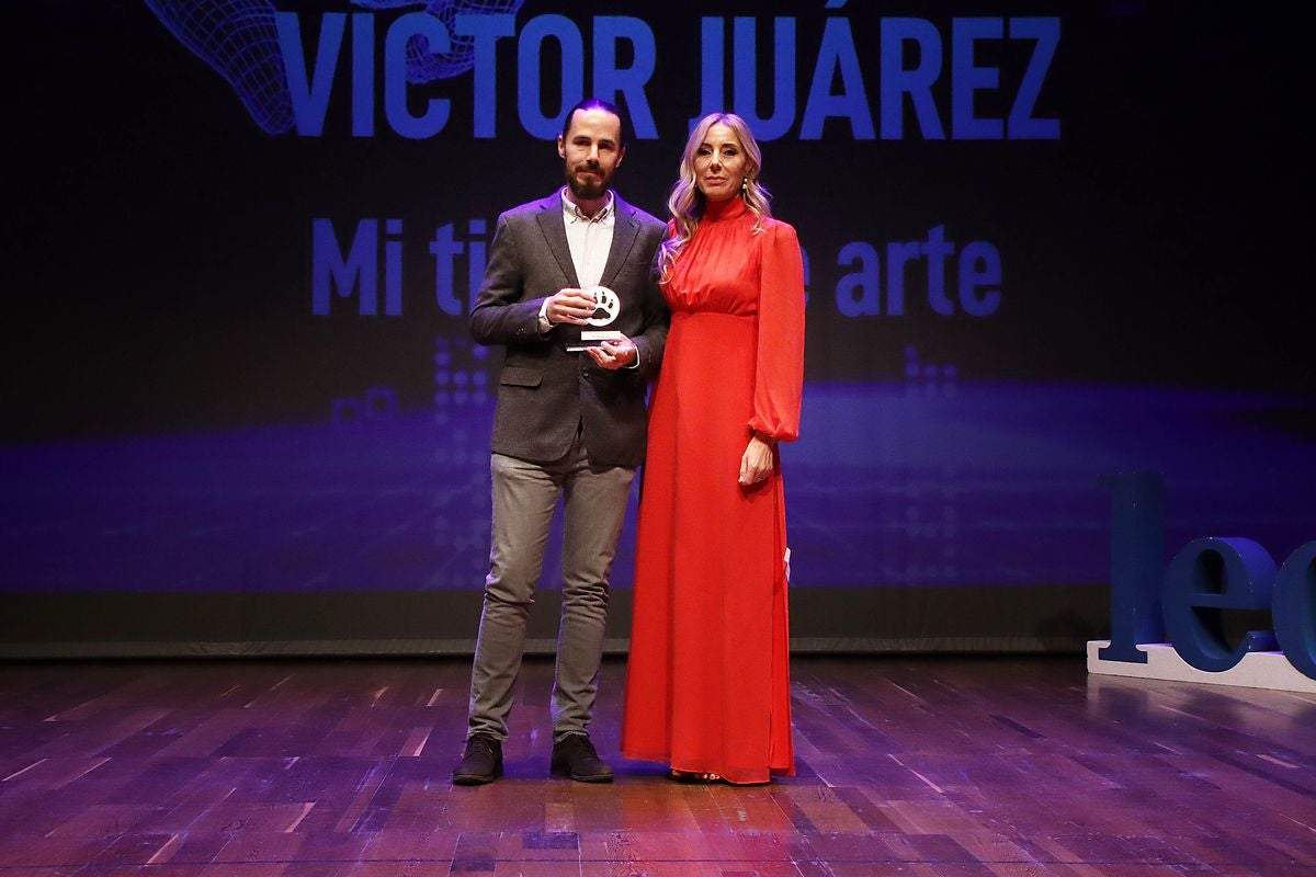 Victor Juárez y Yolanda Barrientos en los IX Premios Haz Huella Leonoticias