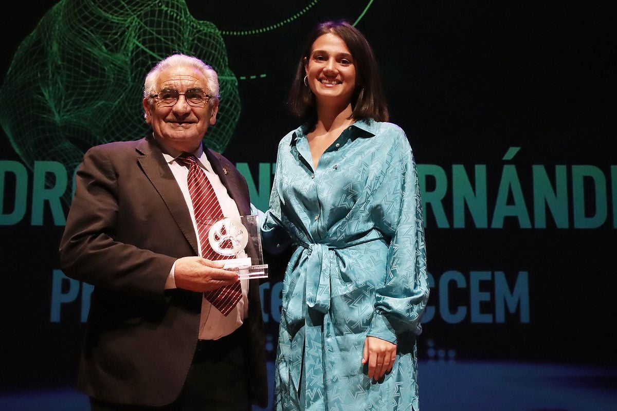 Foto de familia de todos los premiados y patrocinadores de los IX Premios Haz Huella Leonoticias