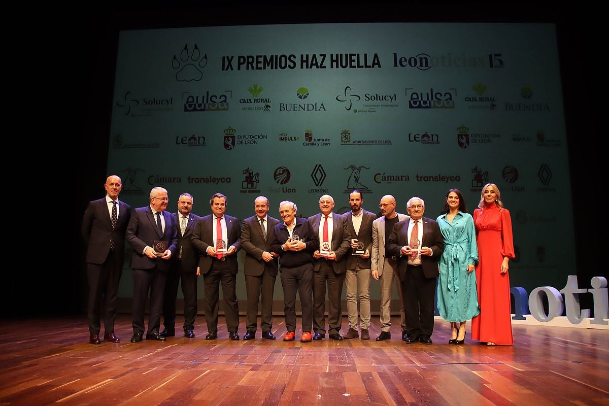 Foto de familia de todos los premiados y patrocinadores de los IX Premios Haz Huella Leonoticias