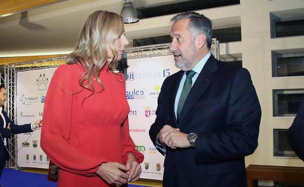 Galería. La directora general de leonoticias, Yolanda Barrientos, con el presidente de las Cortes de Castilla y León, Carlos Pollán.